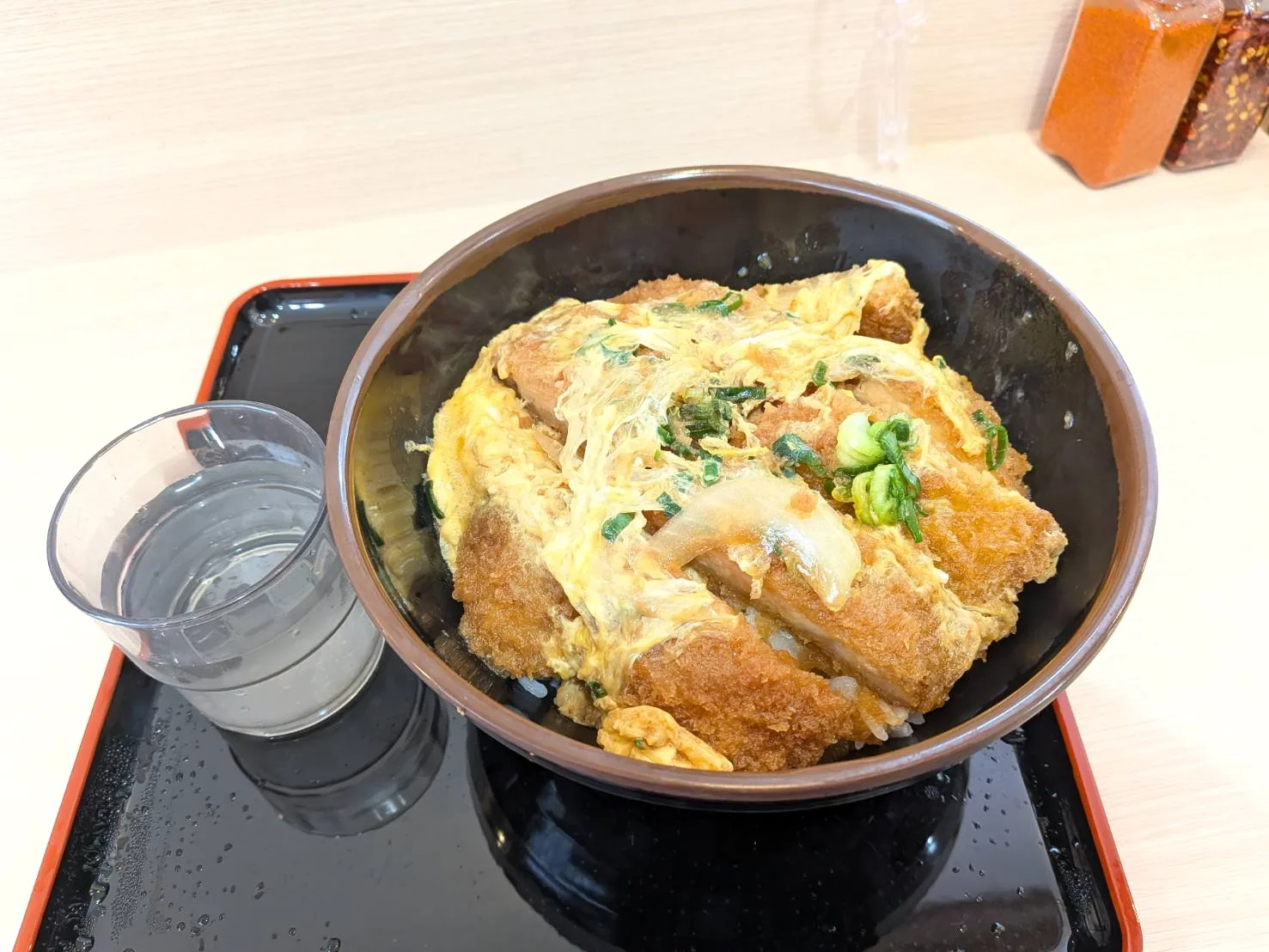 コップと並べたWかつ丼大盛り。丼のサイズが分かる