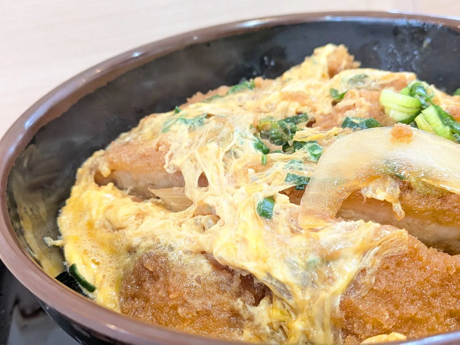 Wかつ丼のアップ。卵とじは控えめで、ごはんがつゆを吸っていない