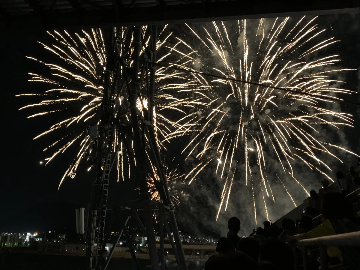 2025年のギラフェスで、ミクスタのスタンドから見た試合後の花火