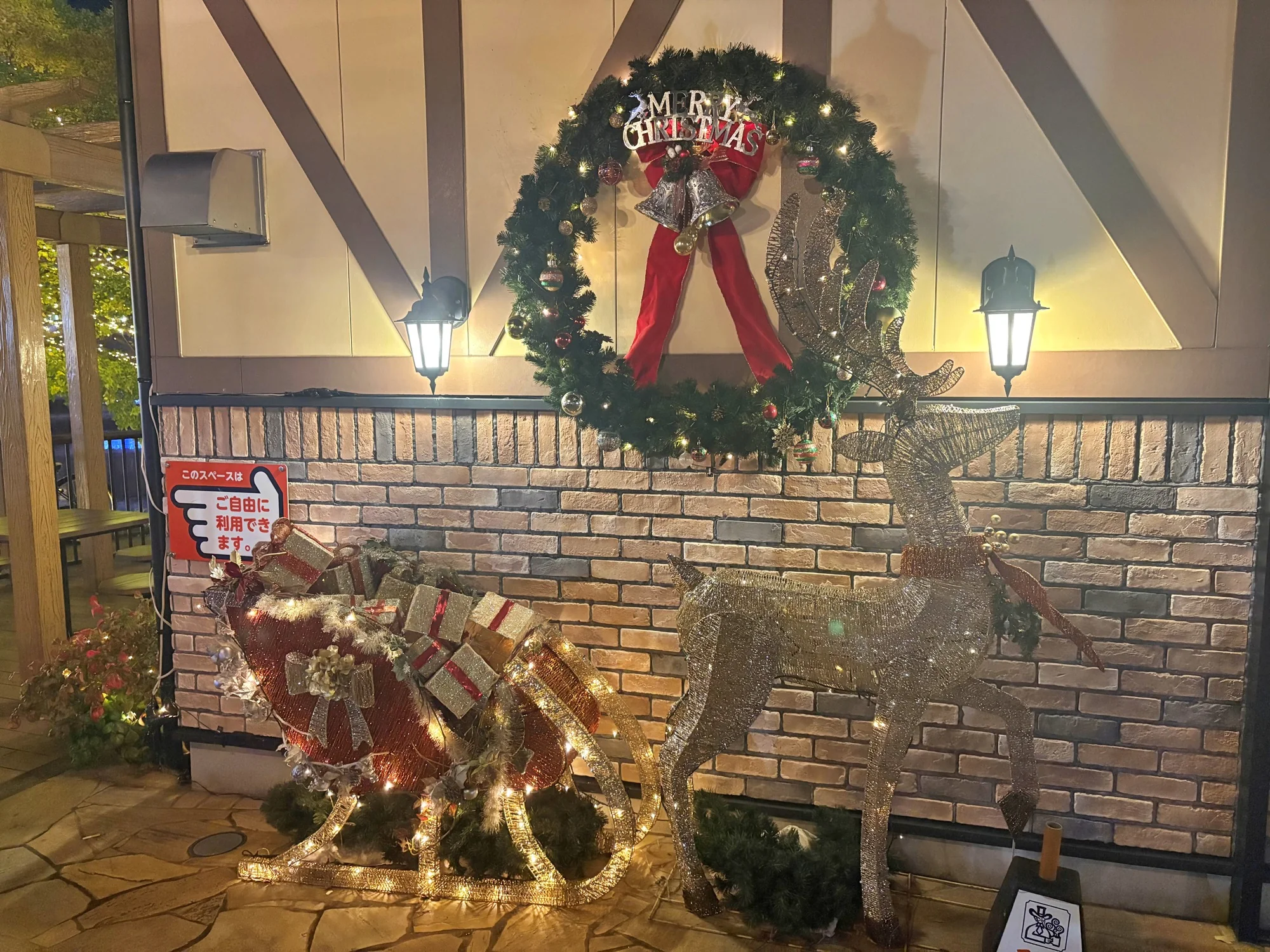 MERRY CHRISTMAS のリースと、光るトナカイとそりの飾り（2025年撮影）