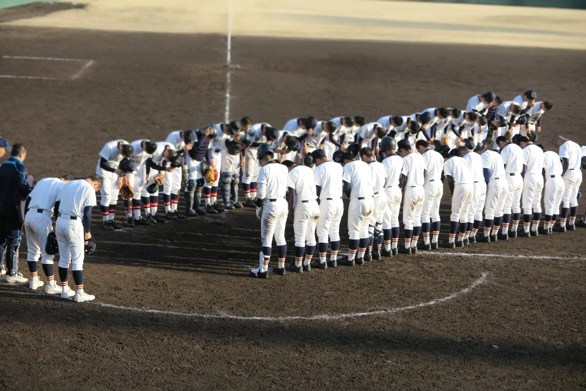 試合後に整列して礼をする高校野球の選手たち(イメージ)
