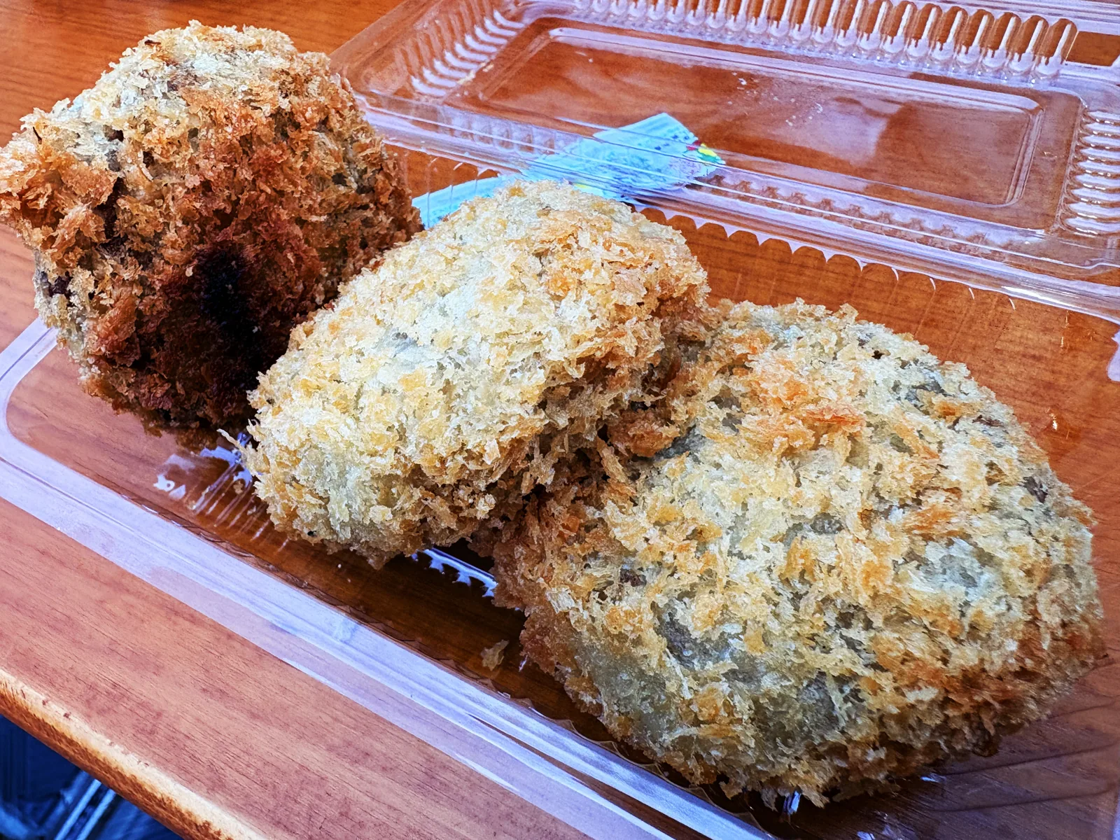 パックに入ったぎょうざの山八のコロッケ3個