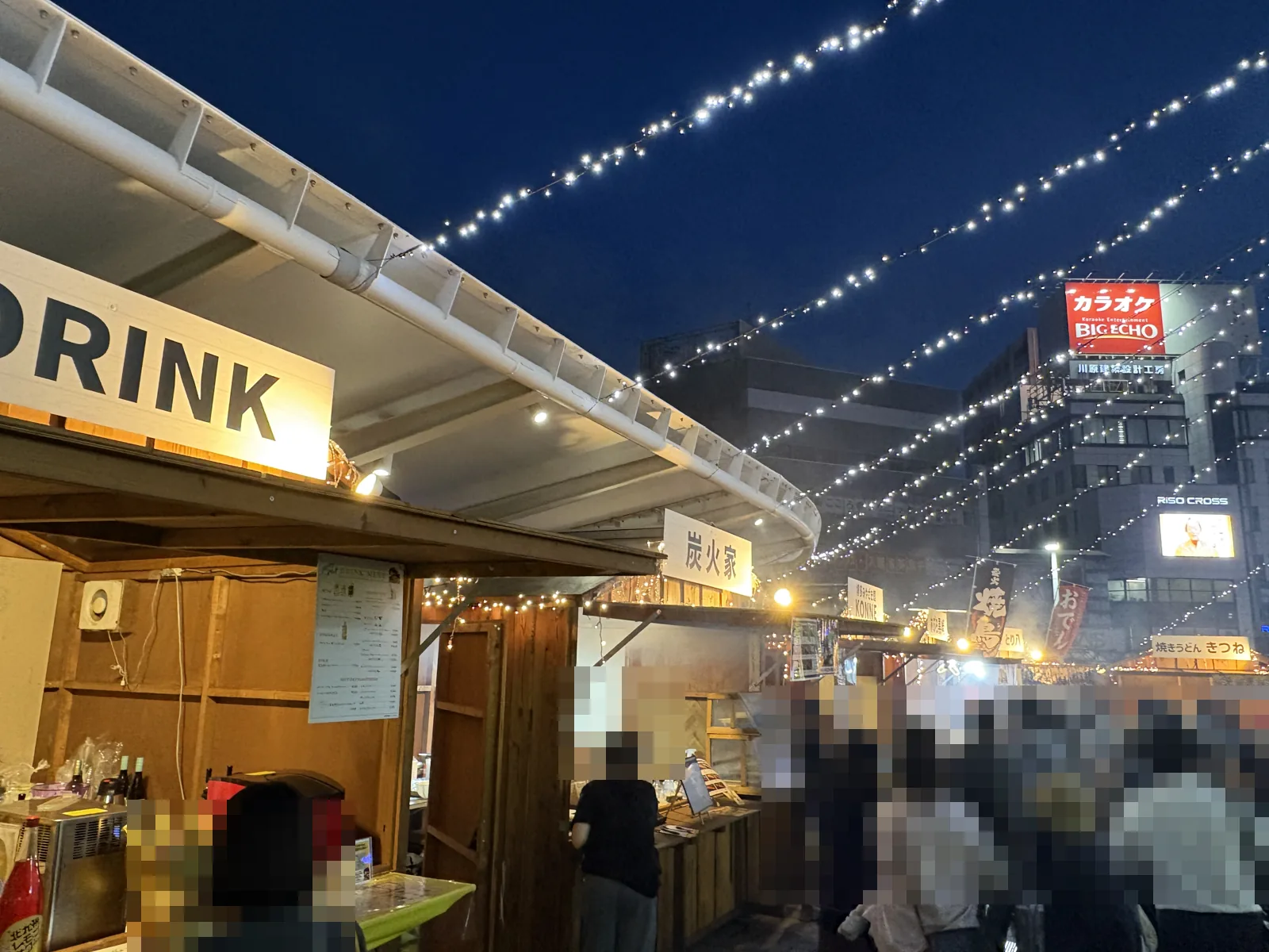 DRINKと炭火家の屋台の前に、人の列ができている