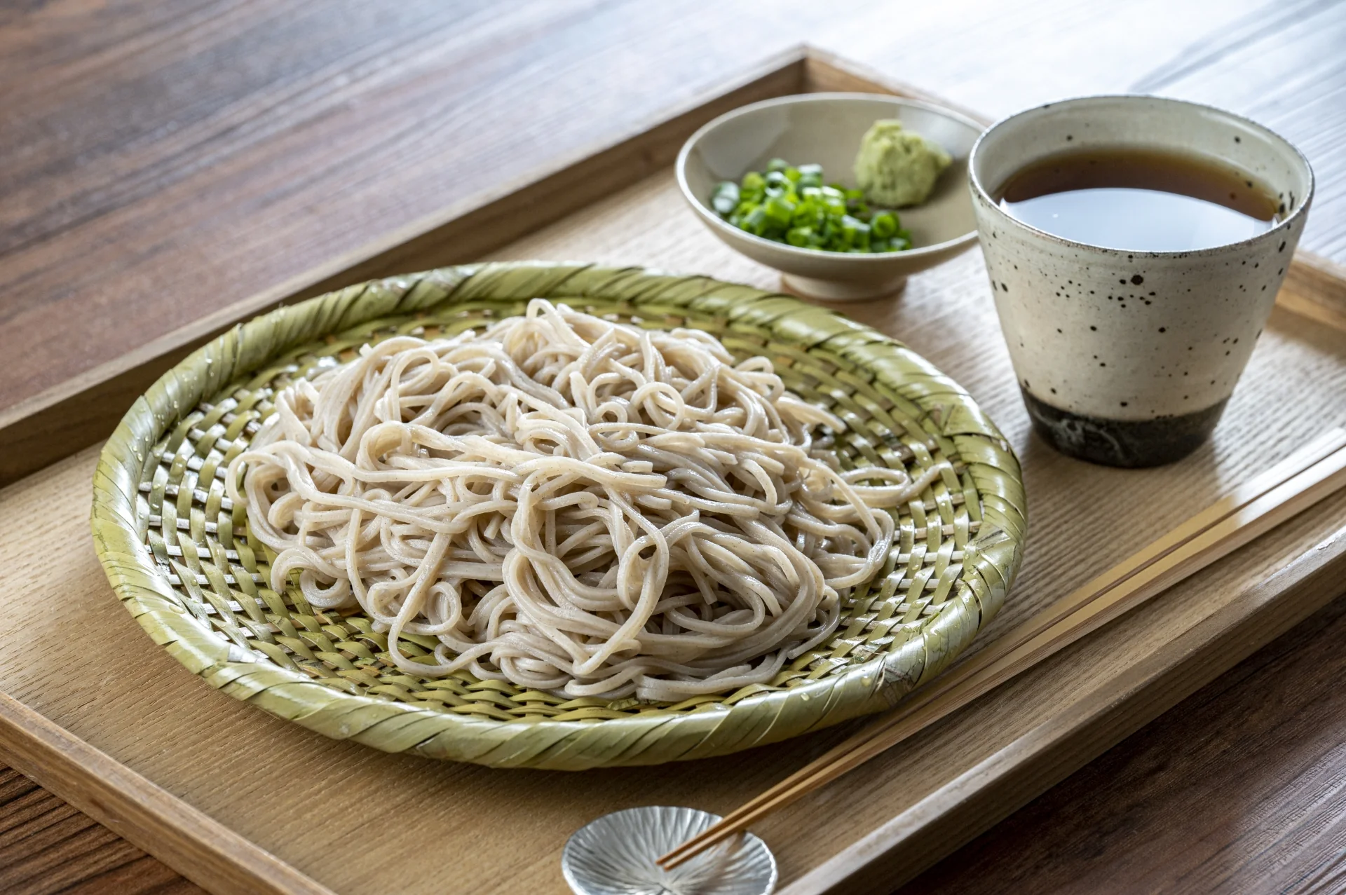ざるに盛った十割そばと、そばつゆ・ねぎ・わさび（イメージ）