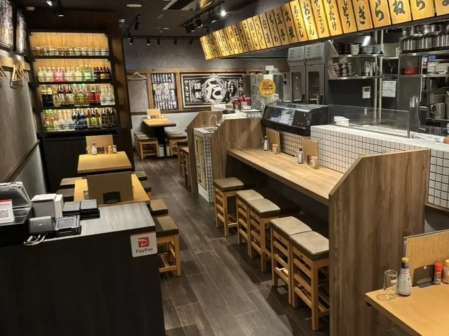 おでん屋たけし 小倉店の店内。カウンター席とテーブル席