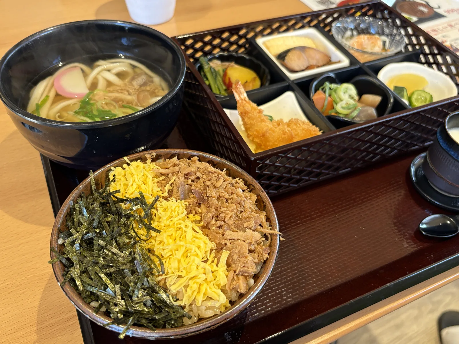おもてなし御膳。かしわめしとうどん、小鉢が並ぶ