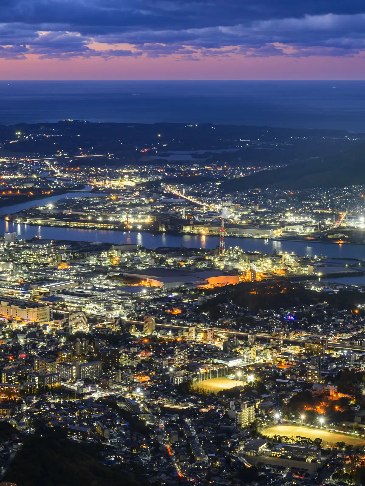 皿倉山から望む北九州市街と洞海湾の夜景